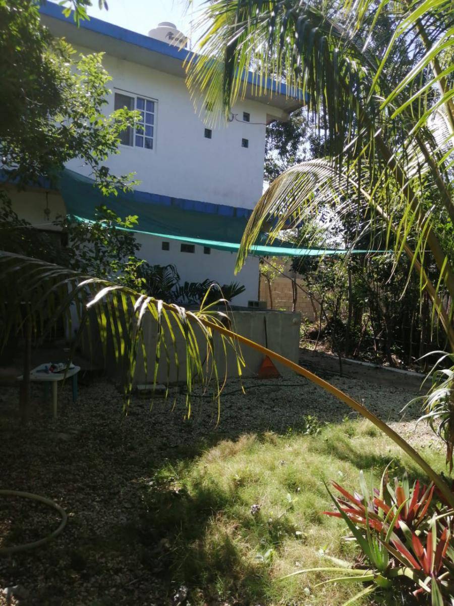 Casa con 6 departamentos y amplio jardín 4