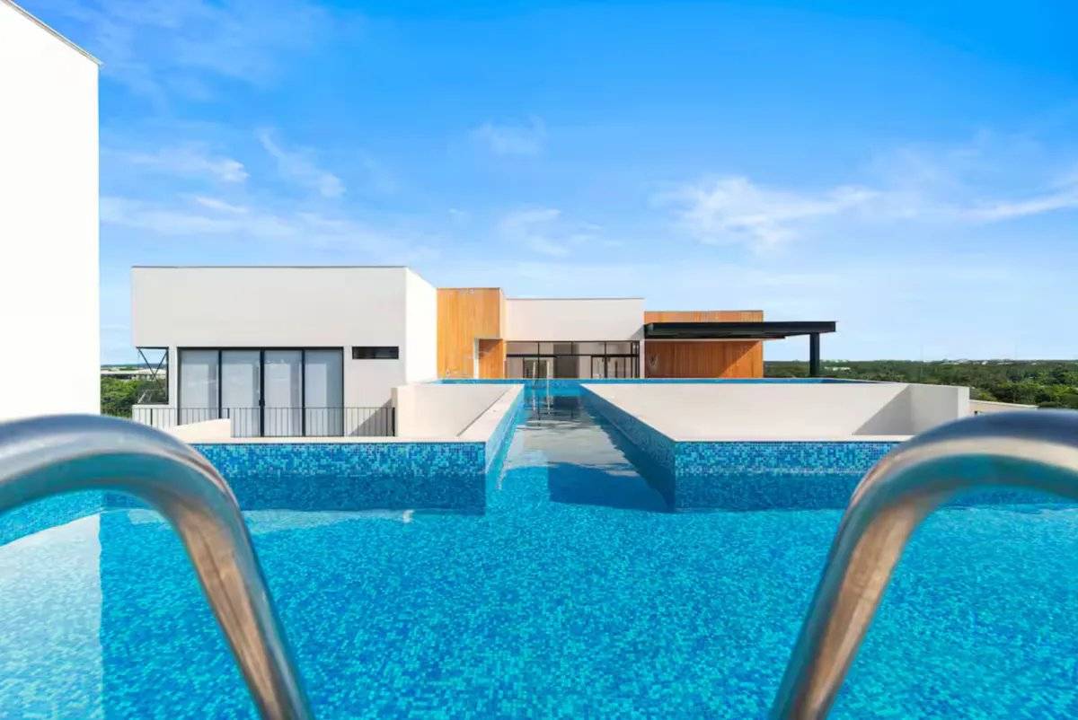 Ático de lujo con piscina y vista al mar 2