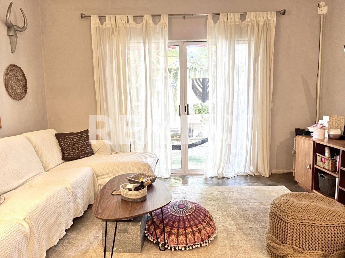 Casa con 3 departamentos para inversión segura 3