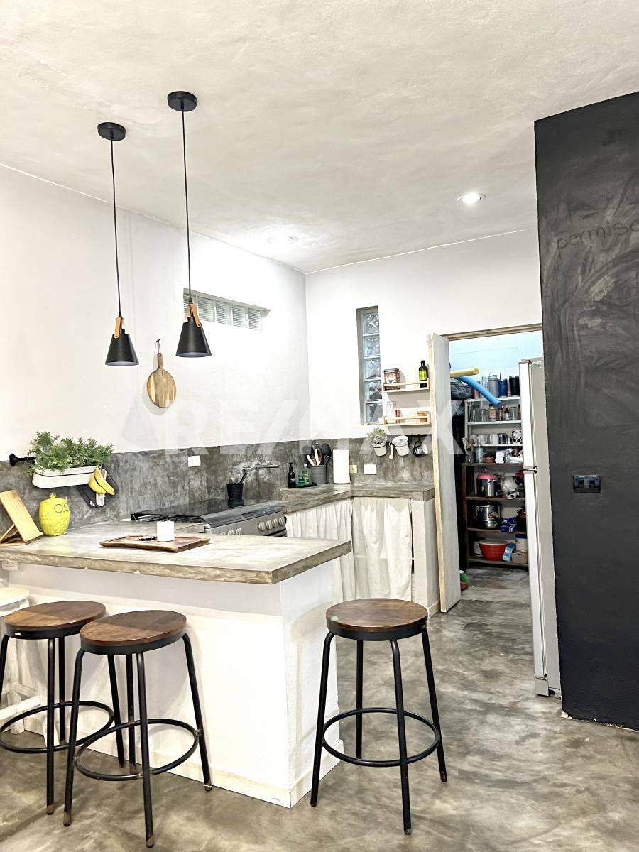 Casa con 3 departamentos para inversión segura 5