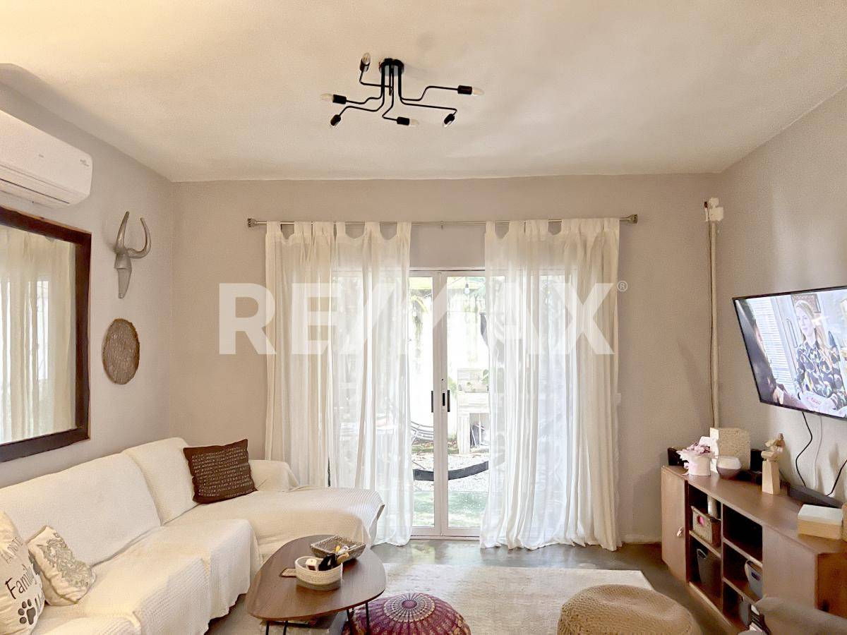 Casa con 3 departamentos para inversión segura 4