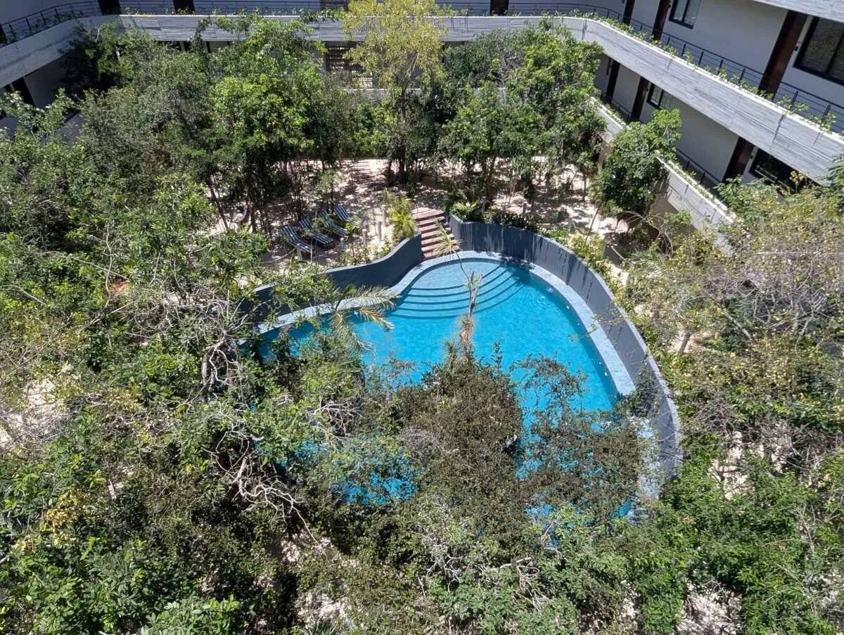 Jardín con alberca privada en Canopia 110 3